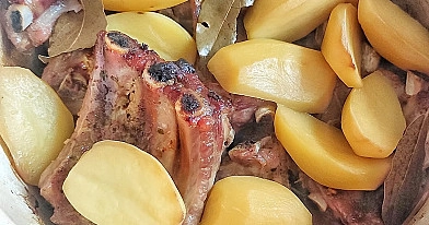 Paprastai orkaitėje kepti šonkauliukai su bulvėmis