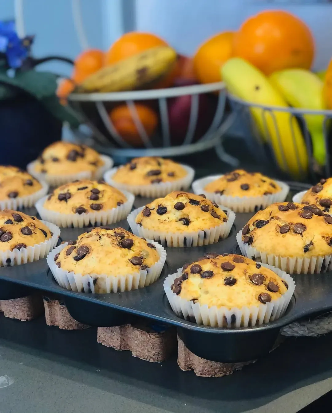Purūs keksiukai su šokolado gabaliukais, ruošti su pienu