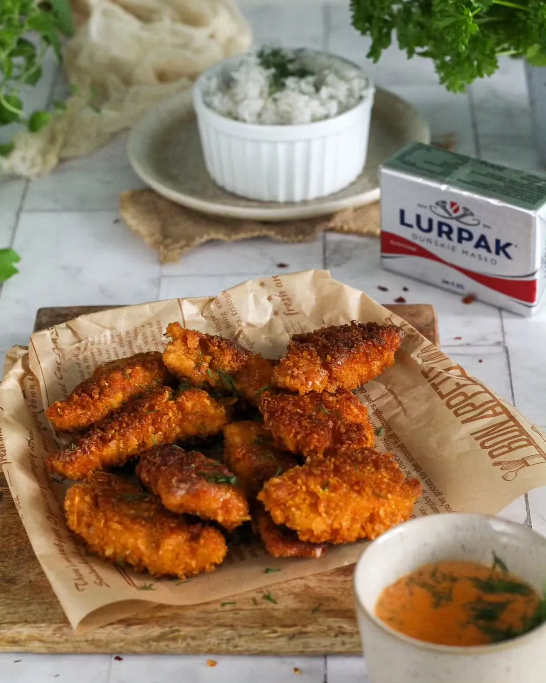 Keptuvėje kepta traški žuvies filė su kukurūzų dribsniais (corn flakes)
