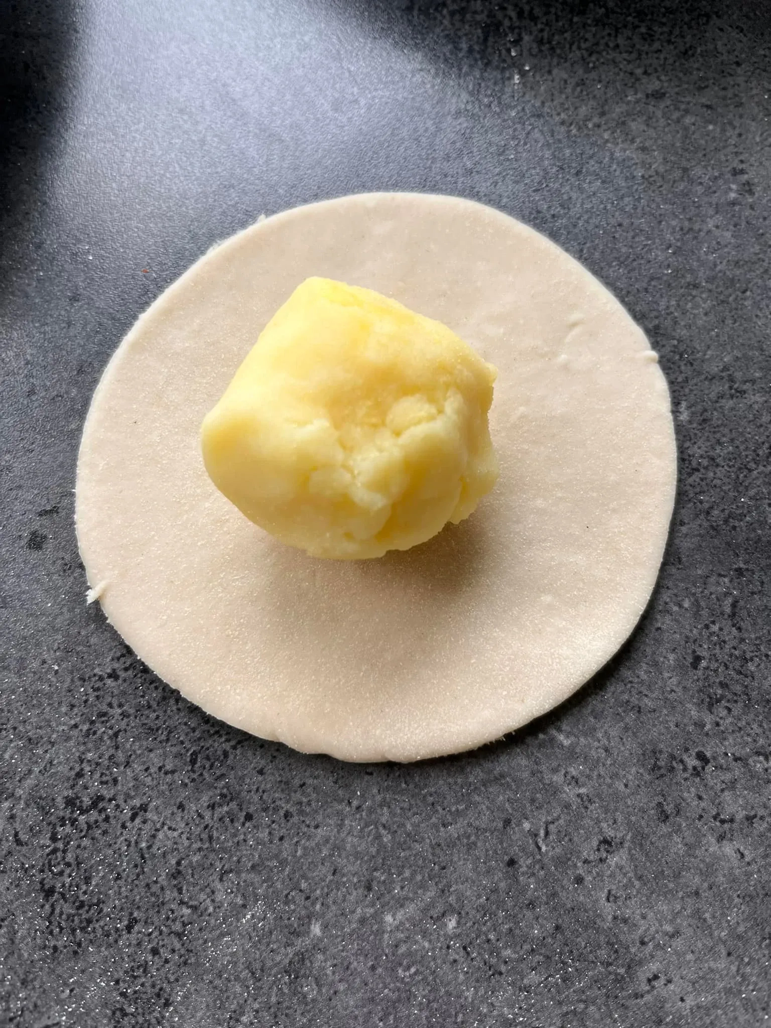 Virtinukai su bulvėmis ir spirgučių-svogūnų padažu Virtinukai su bulvėmis ir spirgučių-svogūnų padažu