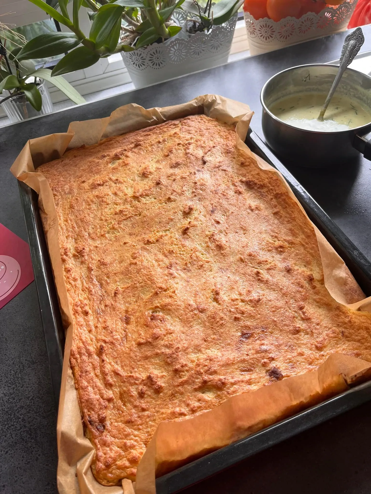 Šviežių bulvių kugelis su kiaulienos sprandine ir krapų padažu