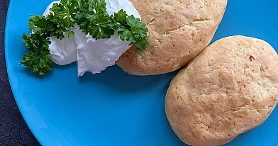 Bulviniai kokorai su troškintais raugintais kopūstais, morkomis ir rūkyta šonine
