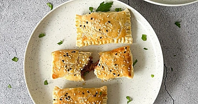 Sluoksniuotos tešlos pyragėliai su bbq vištiena