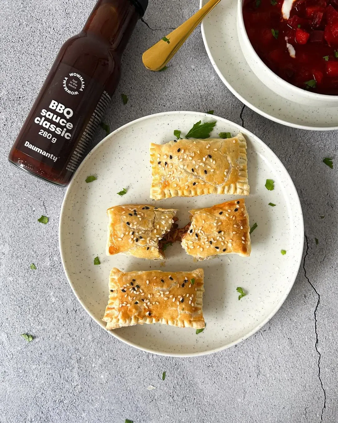 Sluoksniuotos tešlos pyragėliai su bbq vištiena