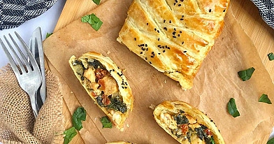 Ciasto francuskie ze szpinakiem, kurczakiem i suszonymi pomidorami 😍