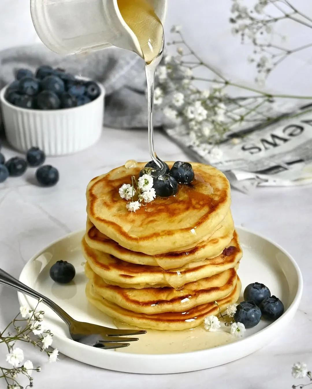 Pancakes z borówkami - miękkie i puszyste, idealne na śniadanie! 🥞