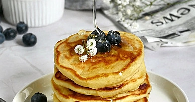 Pancakes z borówkami - miękkie i puszyste, idealne na śniadanie! 🥞