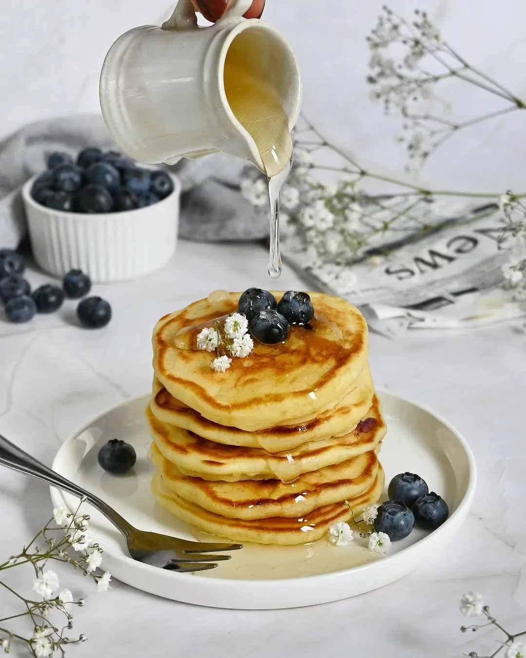 Pancakes z borówkami - miękkie i puszyste, idealne na śniadanie! 🥞