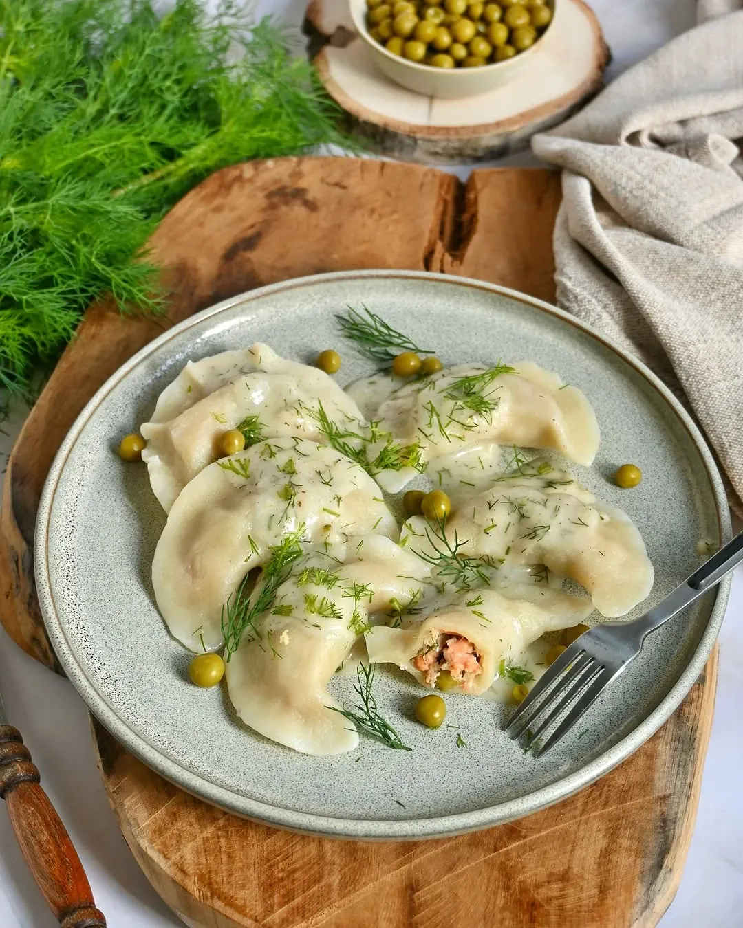 Pierogi z pstrągiem łososiowym i groszkiem 🥟
