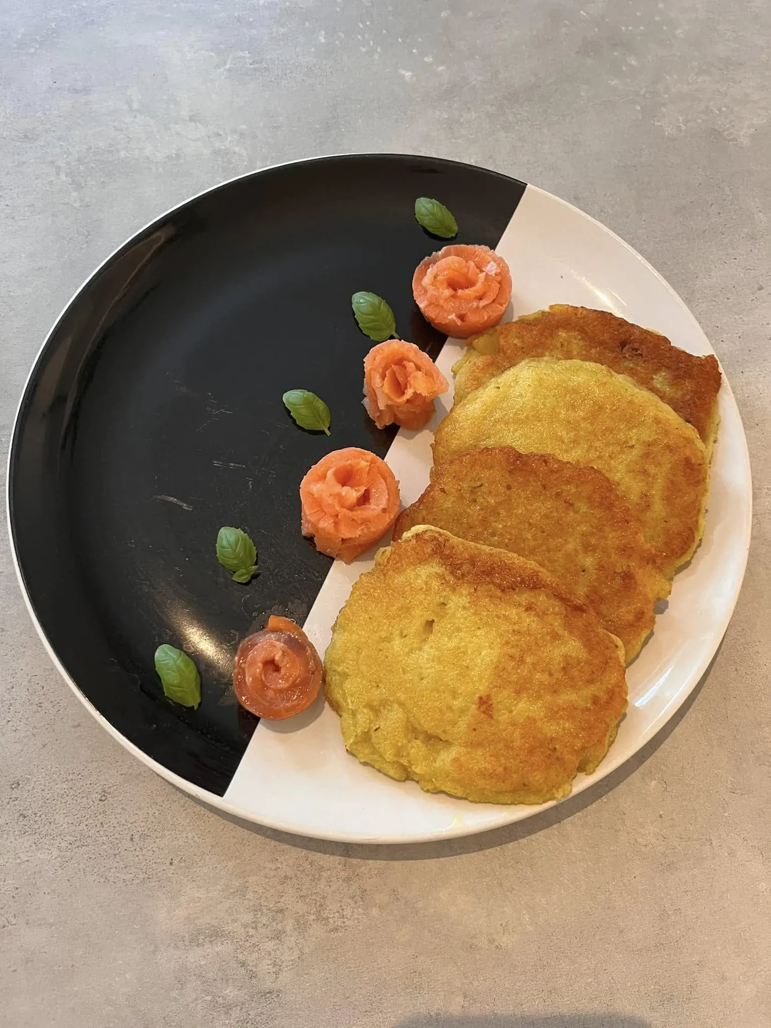 Bulviniai blynai su sūdyta lašiša