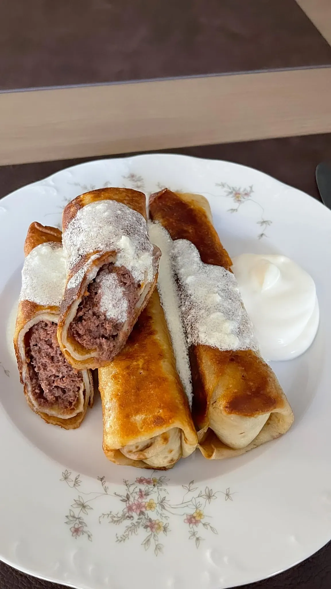 Blyneliai su mėsa, kiaušiniais ir sūriu