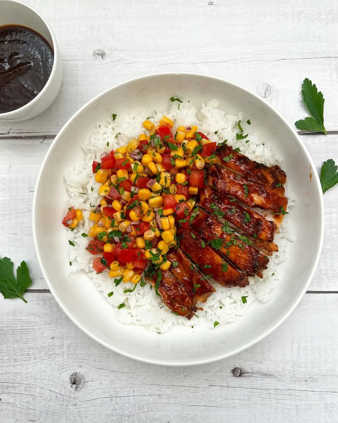 BBQ vištiena su kukurūzų salsa