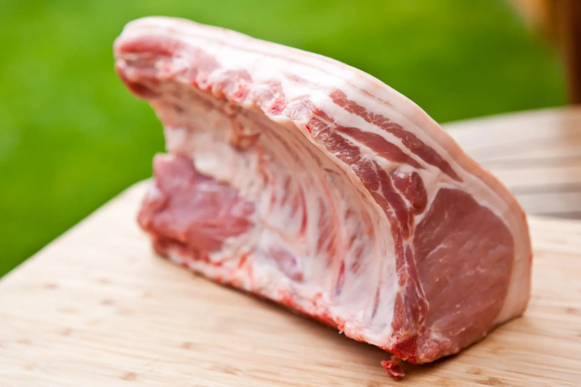 Kiaulienos šonkauliai su nugarine, kamado tipo grilyje