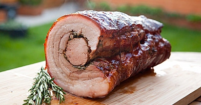 Kiaulienos Porchetta su obuolių padažu, kamado tipo grilyje