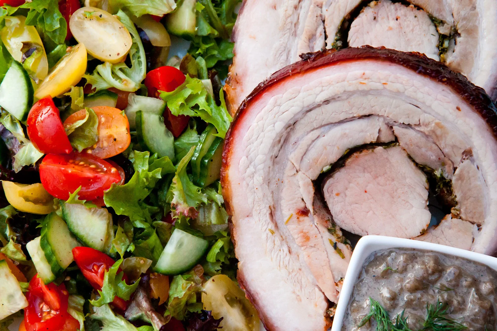 Kiaulienos Porchetta su obuolių padažu, kamado tipo grilyje Kiaulienos Porchetta su obuolių padažu, kamado tipo grilyje