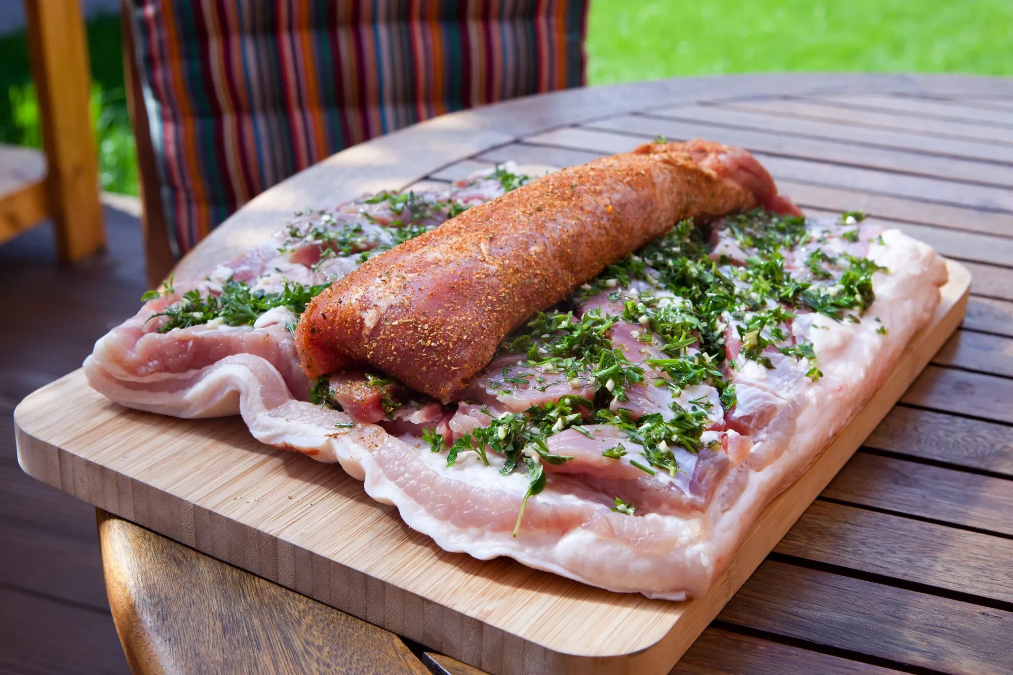 Kiaulienos Porchetta su obuolių padažu, kamado tipo grilyje Kiaulienos Porchetta su obuolių padažu, kamado tipo grilyje
