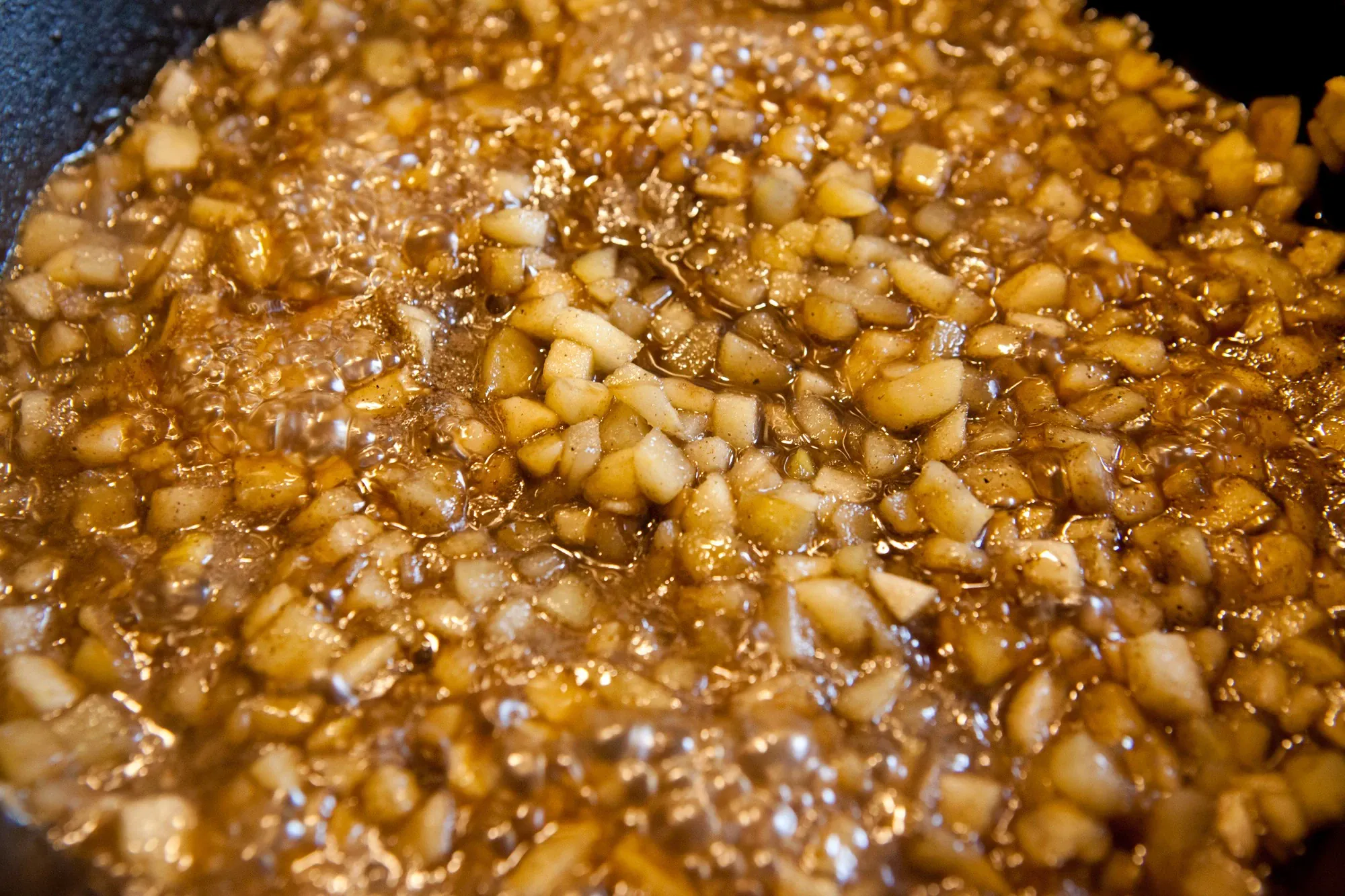 Kiaulienos Porchetta su obuolių padažu, kamado tipo grilyje Kiaulienos Porchetta su obuolių padažu, kamado tipo grilyje