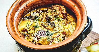 Kiaulienos išpjova čenakinėse su pievagrybiais vyno-grietinėlės padaže (kamado grilyje)