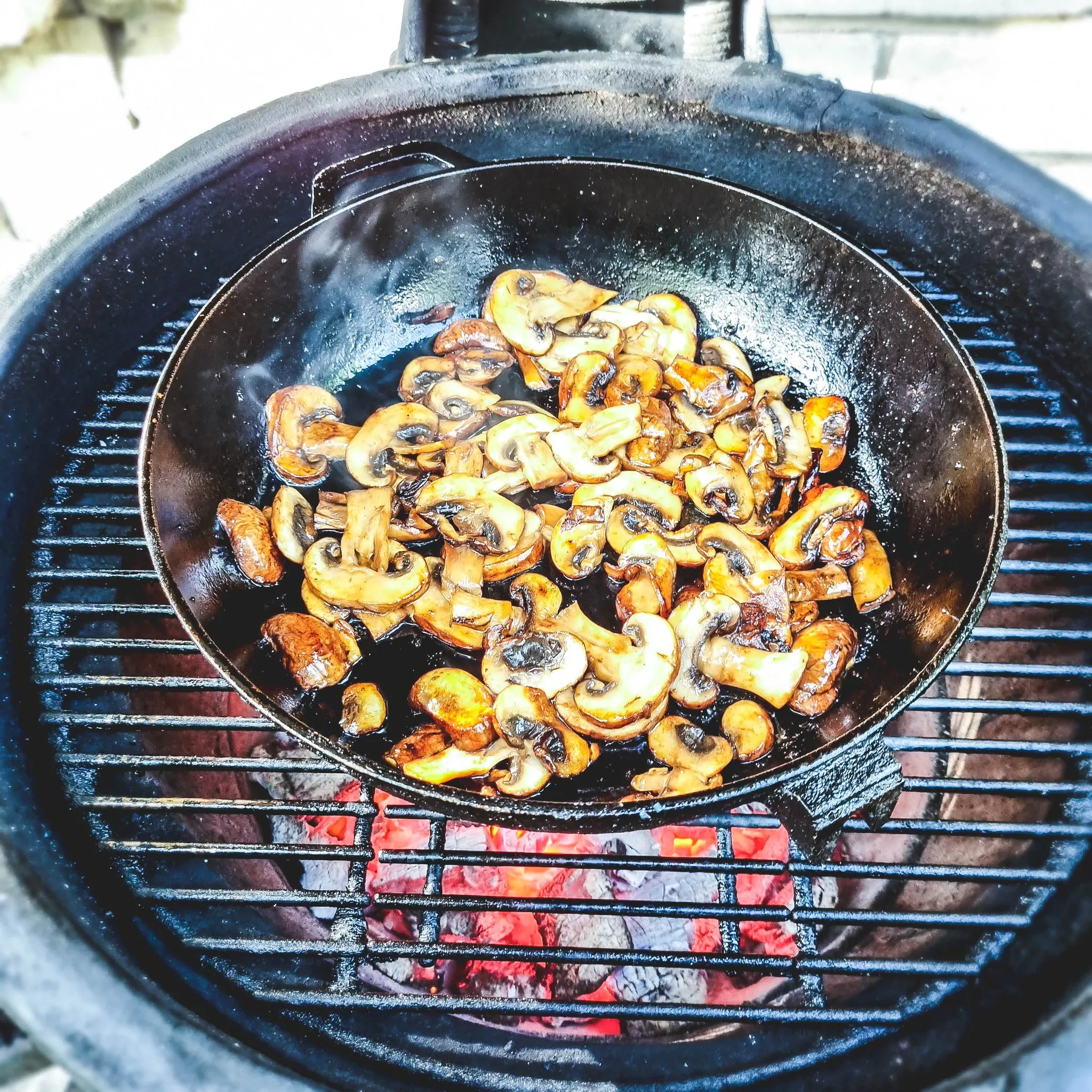 Kiaulienos išpjova čenakinėse su pievagrybiais vyno-grietinėlės padaže (kamado grilyje)
