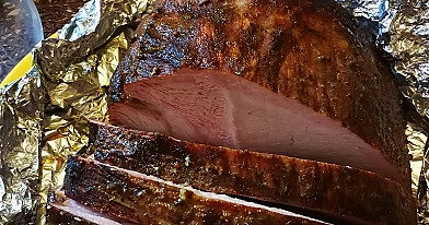 Ilgai marinuotas, sultingas kiaulienos kumpis, keptas kamado tipo grilyje
