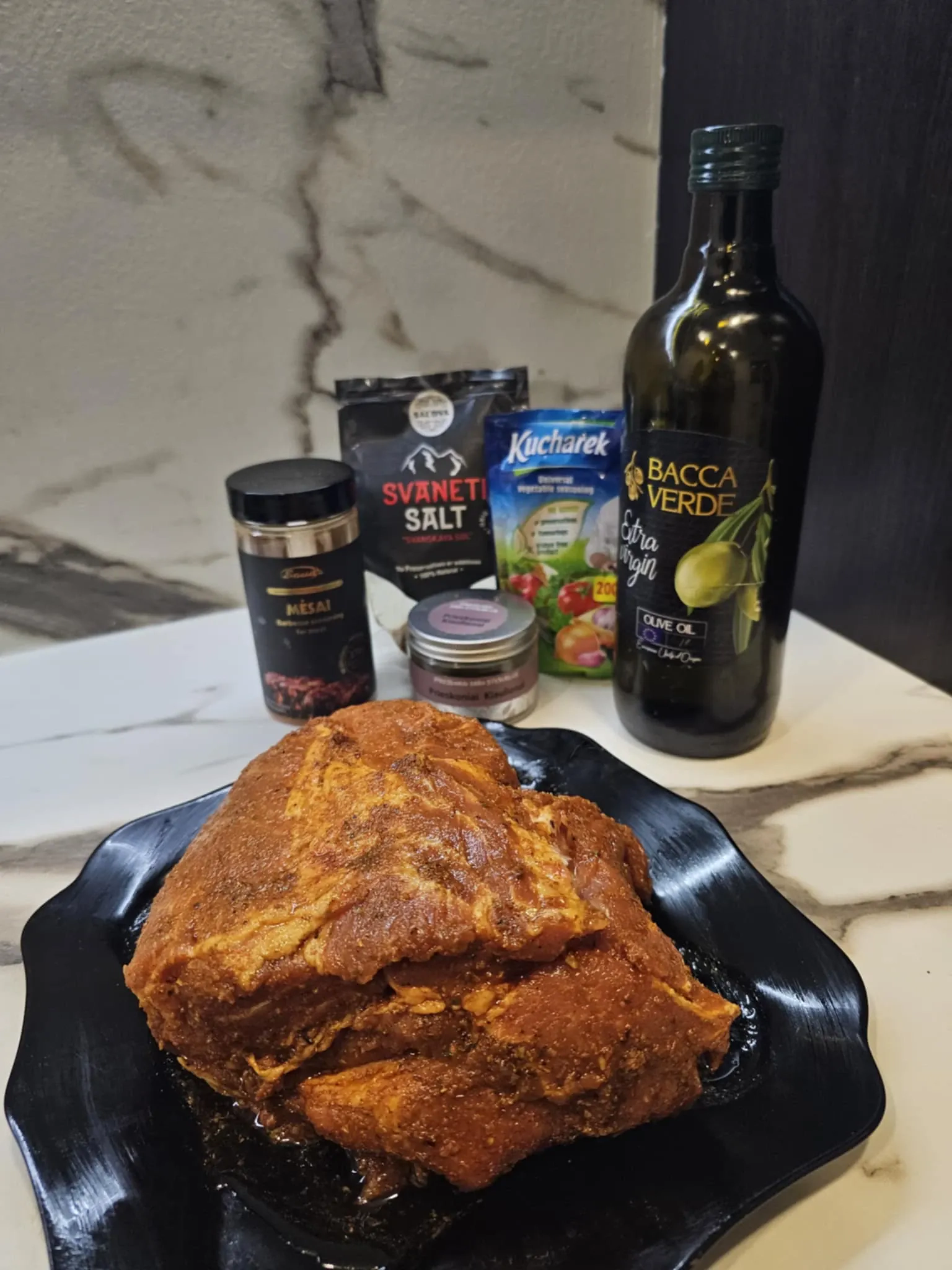 Plėšyta kiauliena, kamado grilyje, su bulvytėmis fri