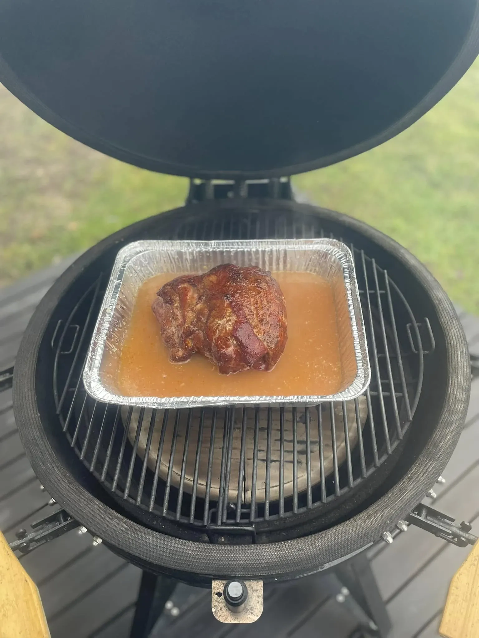 Plėšyta kiauliena, kamado grilyje, su bulvytėmis fri