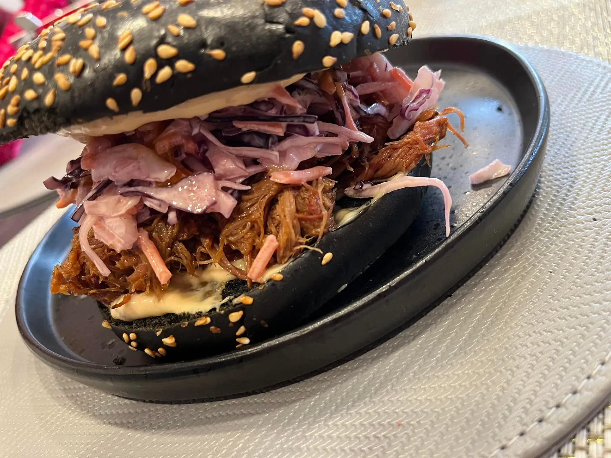 Plėšytos kiaulienos burgeris su juodomis bandelėmis ir coleslaw 🍔