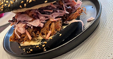 Plėšytos kiaulienos burgeris su juodomis bandelėmis ir coleslaw 🍔