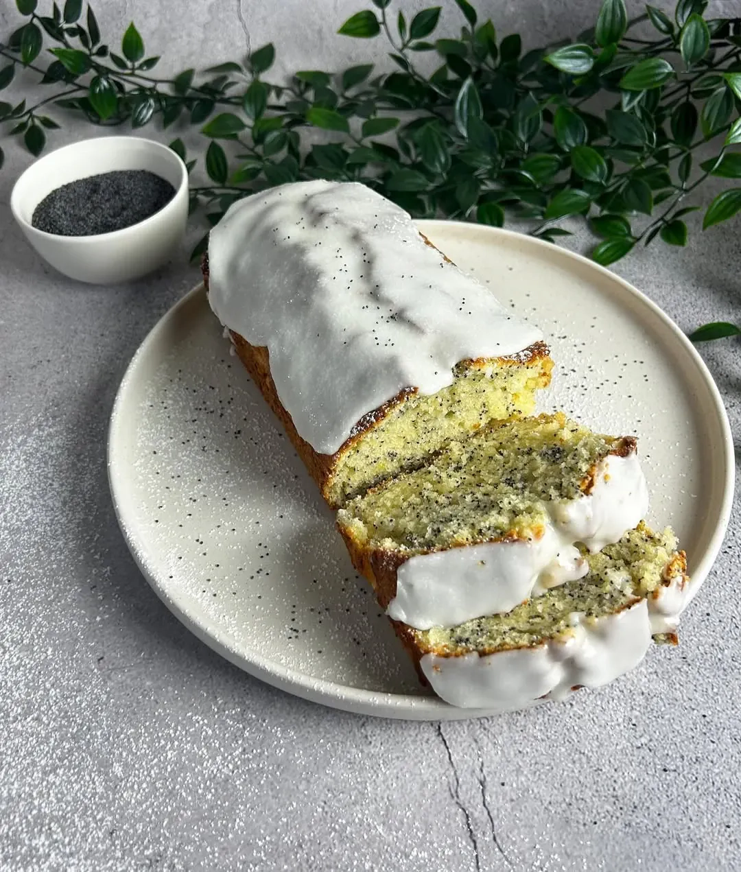 Minkštas, purus citrininis keksas su aguonomis ir glajumi