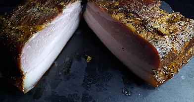 Karštai rūkyta kiaulienos šoninė, kamado tipo grilyje
