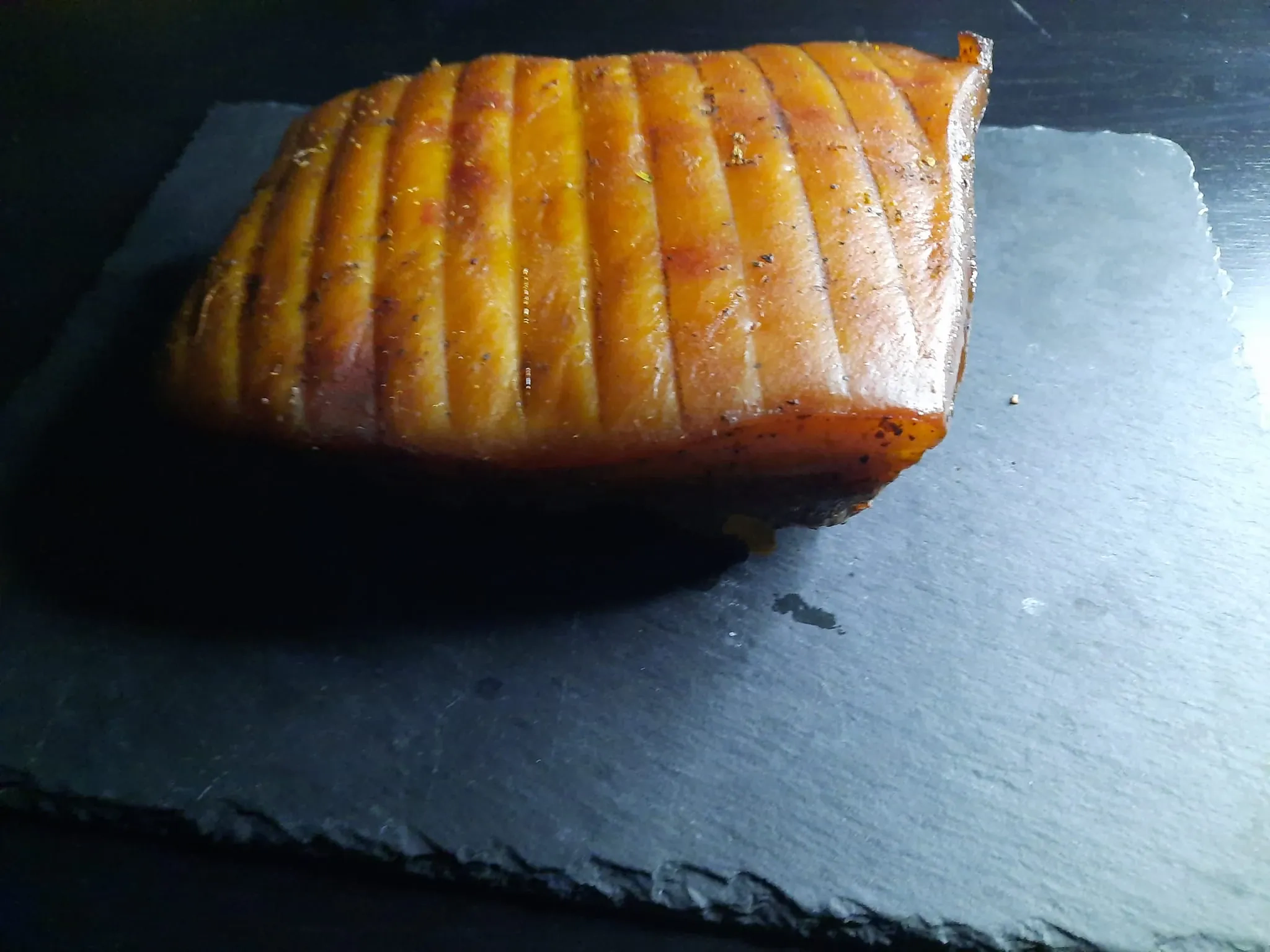 Karštai rūkyta kiaulienos šoninė, kamado tipo grilyje