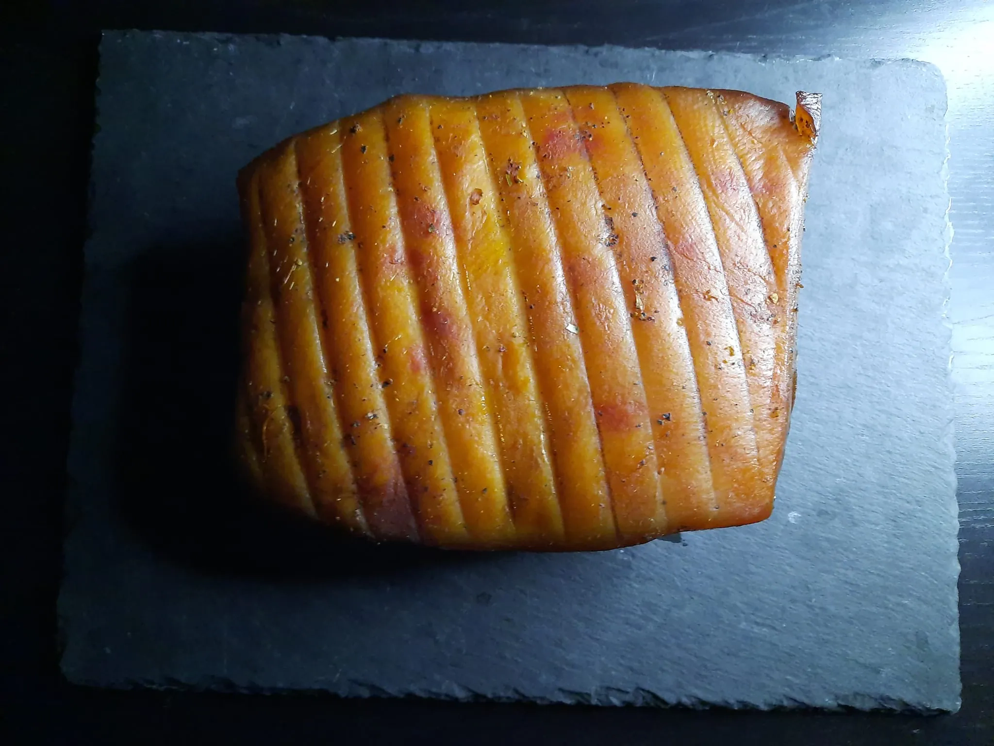 Karštai rūkyta kiaulienos šoninė, kamado tipo grilyje