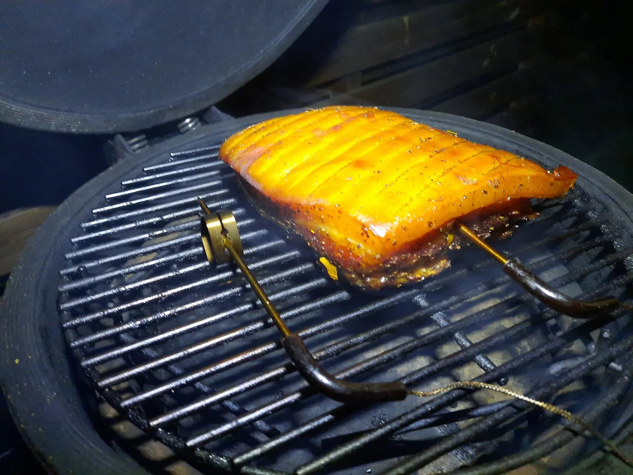 Karštai rūkyta kiaulienos šoninė, kamado tipo grilyje