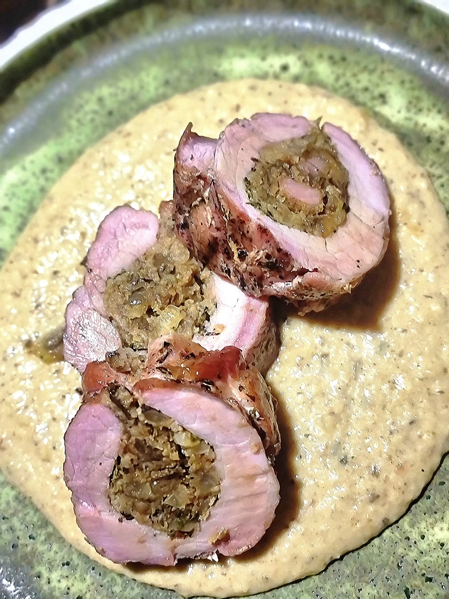 Įdaryti kiaulienos filė suktinukai su guanciale, svogūnais ir grybais (kamado grilyje)