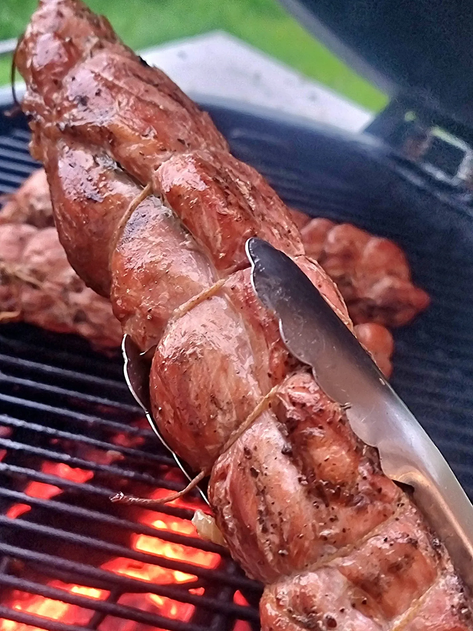 Įdaryti kiaulienos filė suktinukai su guanciale, svogūnais ir grybais (kamado grilyje)