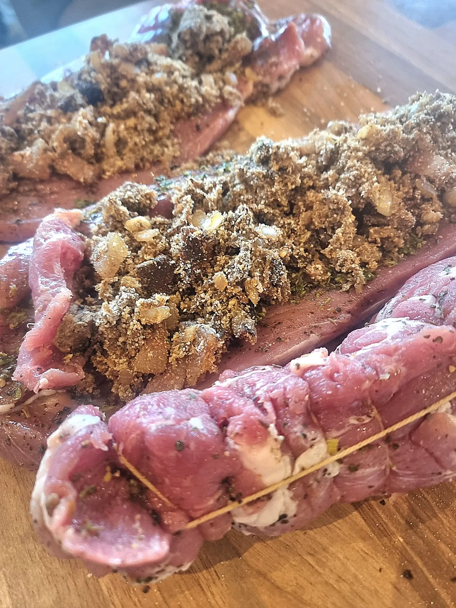 Įdaryti kiaulienos filė suktinukai su guanciale, svogūnais ir grybais (kamado grilyje)