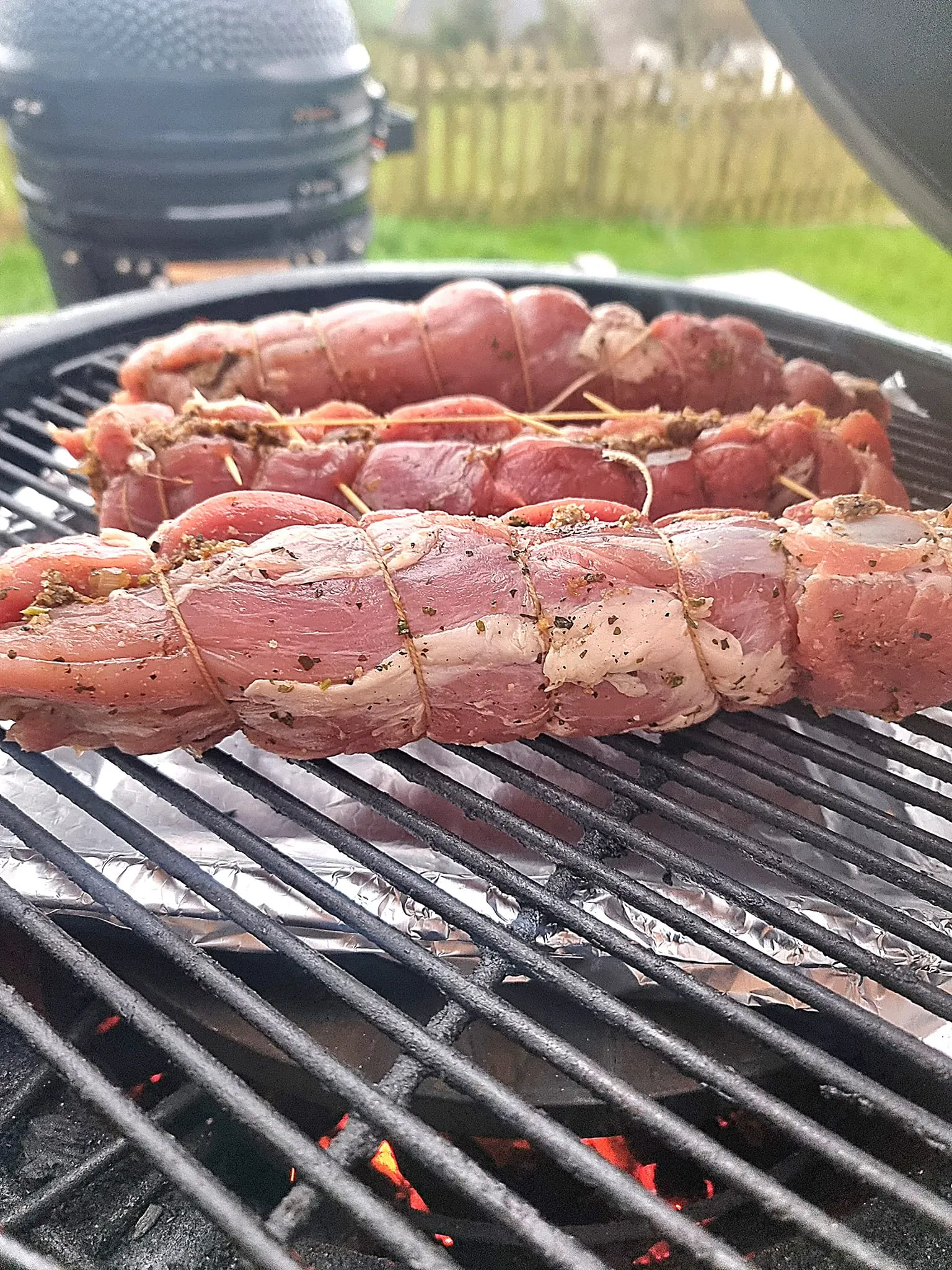 Įdaryti kiaulienos filė suktinukai su guanciale, svogūnais ir grybais (kamado grilyje)