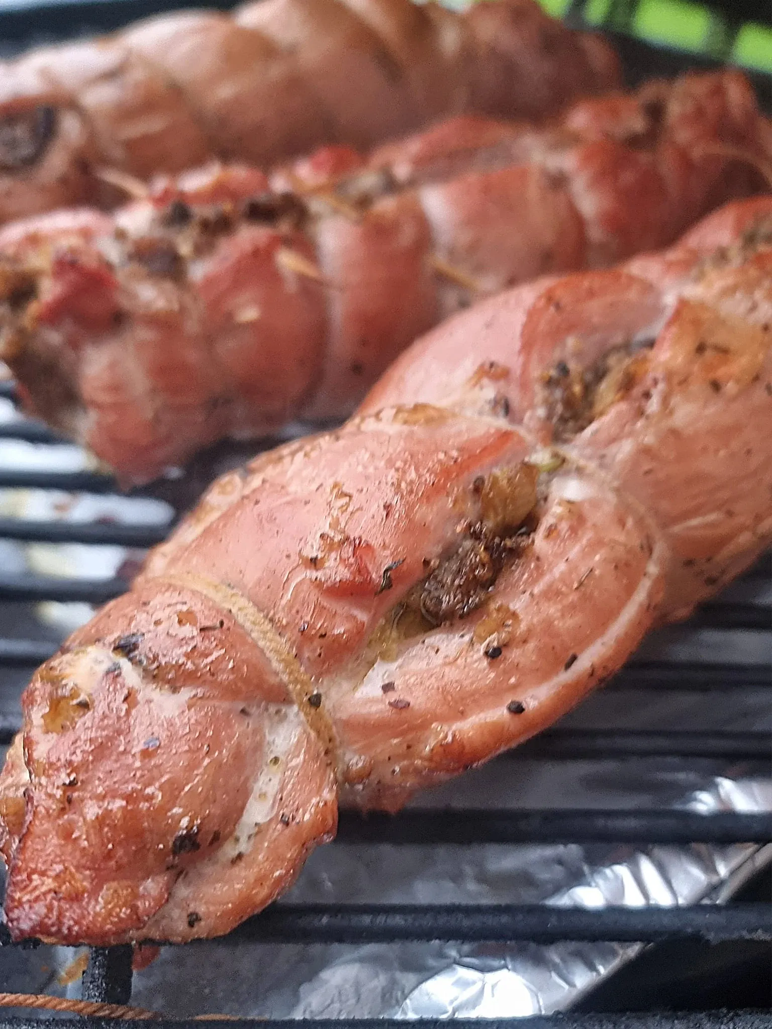 Įdaryti kiaulienos filė suktinukai su guanciale, svogūnais ir grybais (kamado grilyje)