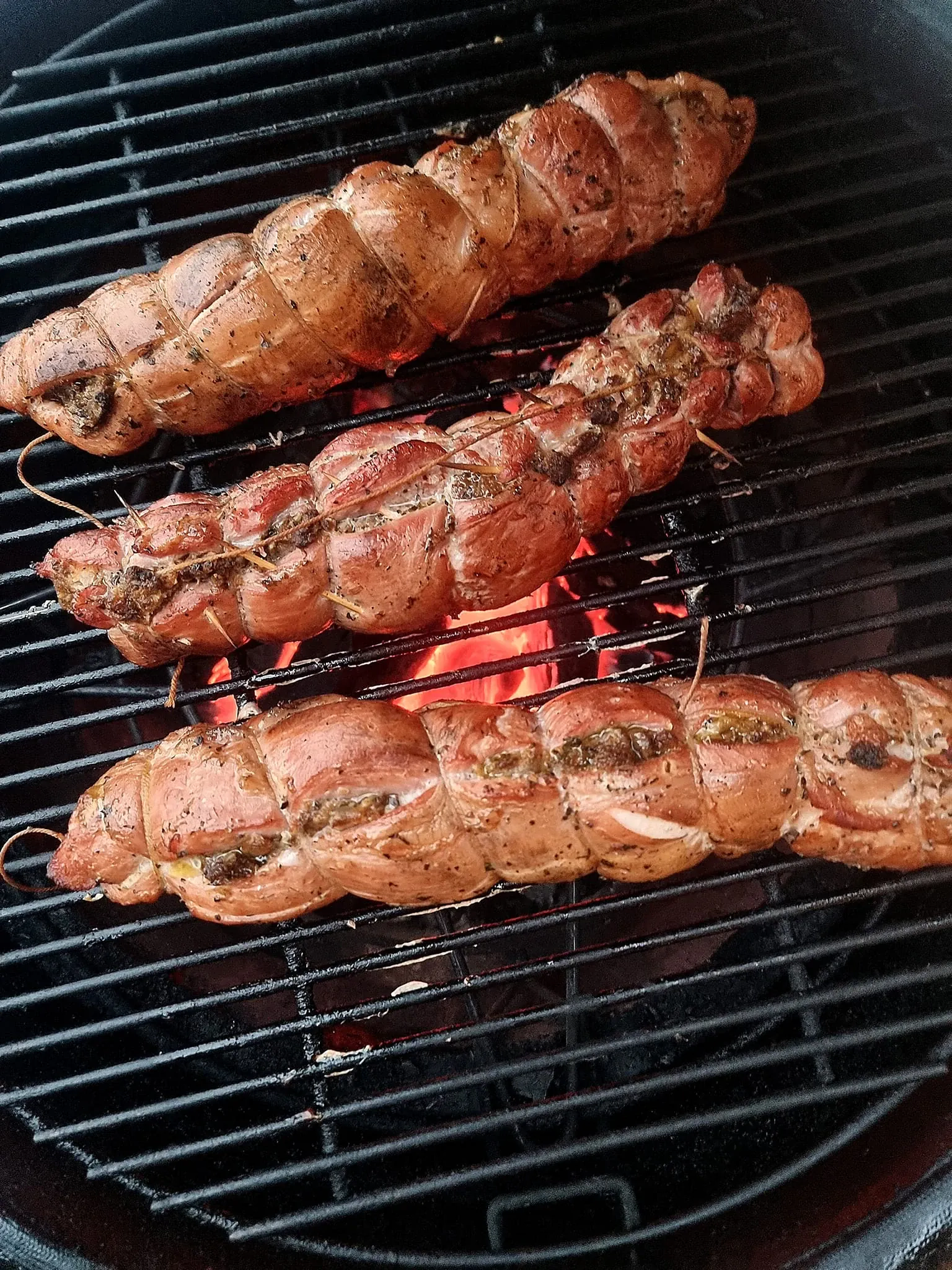 Įdaryti kiaulienos filė suktinukai su guanciale, svogūnais ir grybais (kamado grilyje)