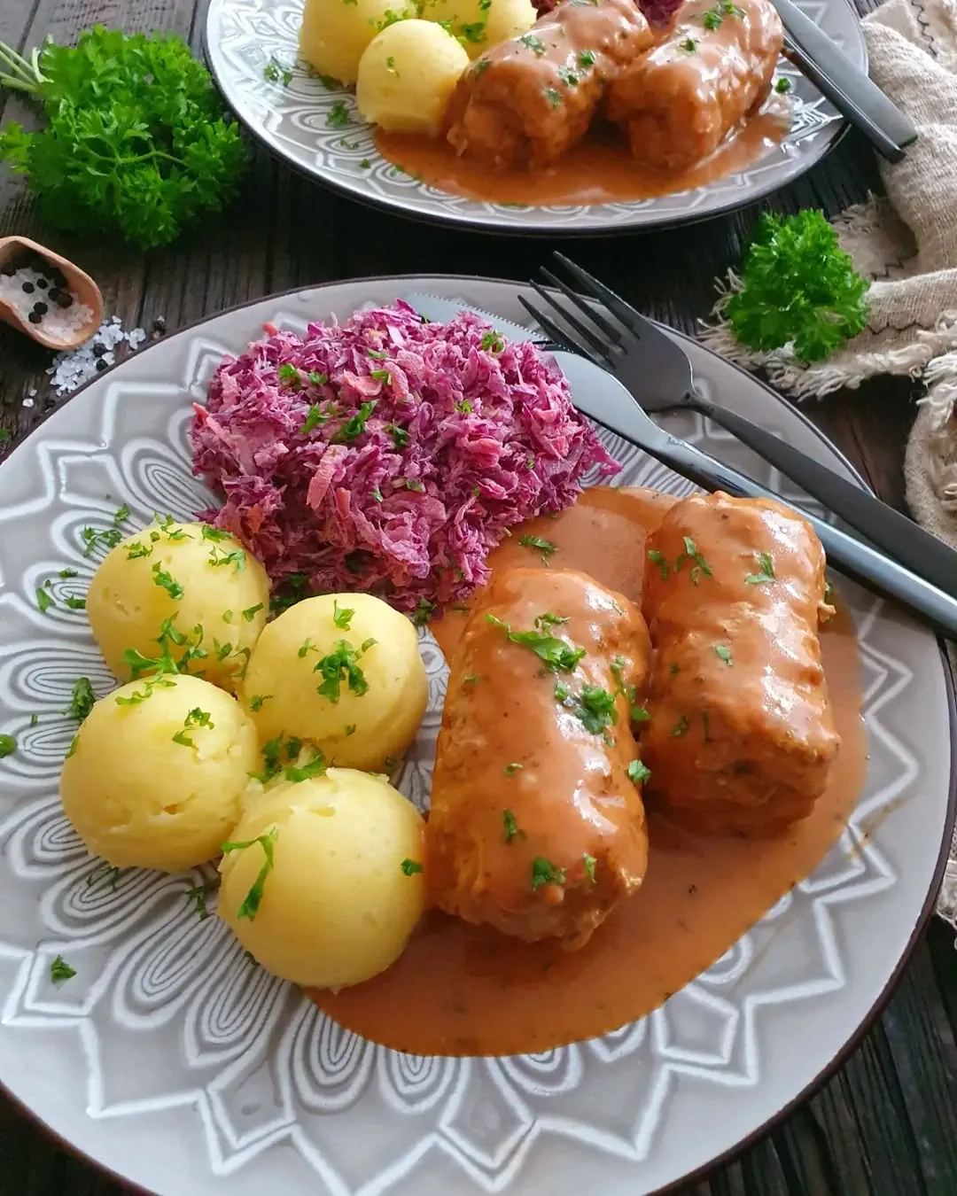 Orkaitėje kepti kiaulienos suktinukai su sūriu ir svogūnais