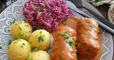 Orkaitėje kepti kiaulienos suktinukai su sūriu ir svogūnais