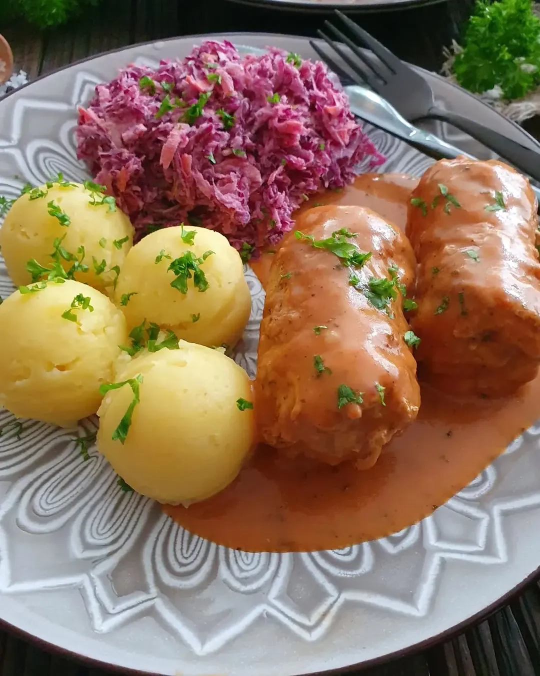 Orkaitėje kepti kiaulienos suktinukai su sūriu ir svogūnais