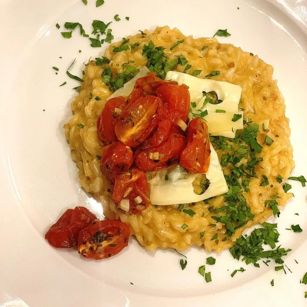 Keptų pomidorų ir ementalio risotto 🧀