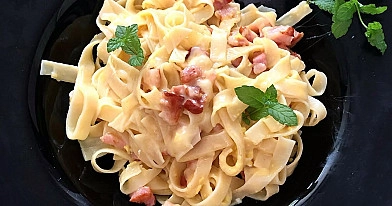 Makaronai Carbonara su karšto rūkymo šonine ir sūriu