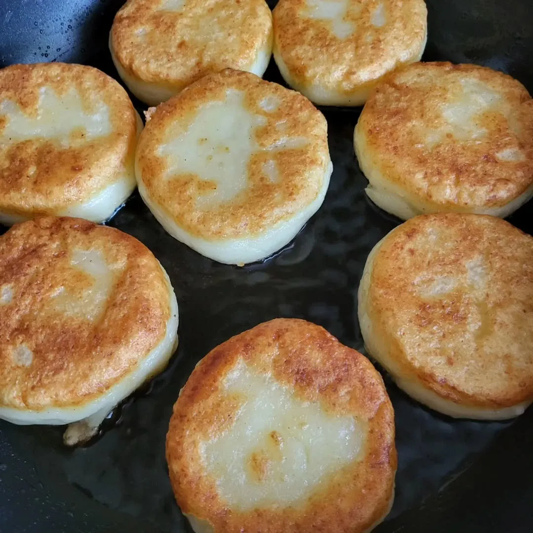 Virtų tarkuotų bulvių bandelės ir spirgučių padažas su grietine