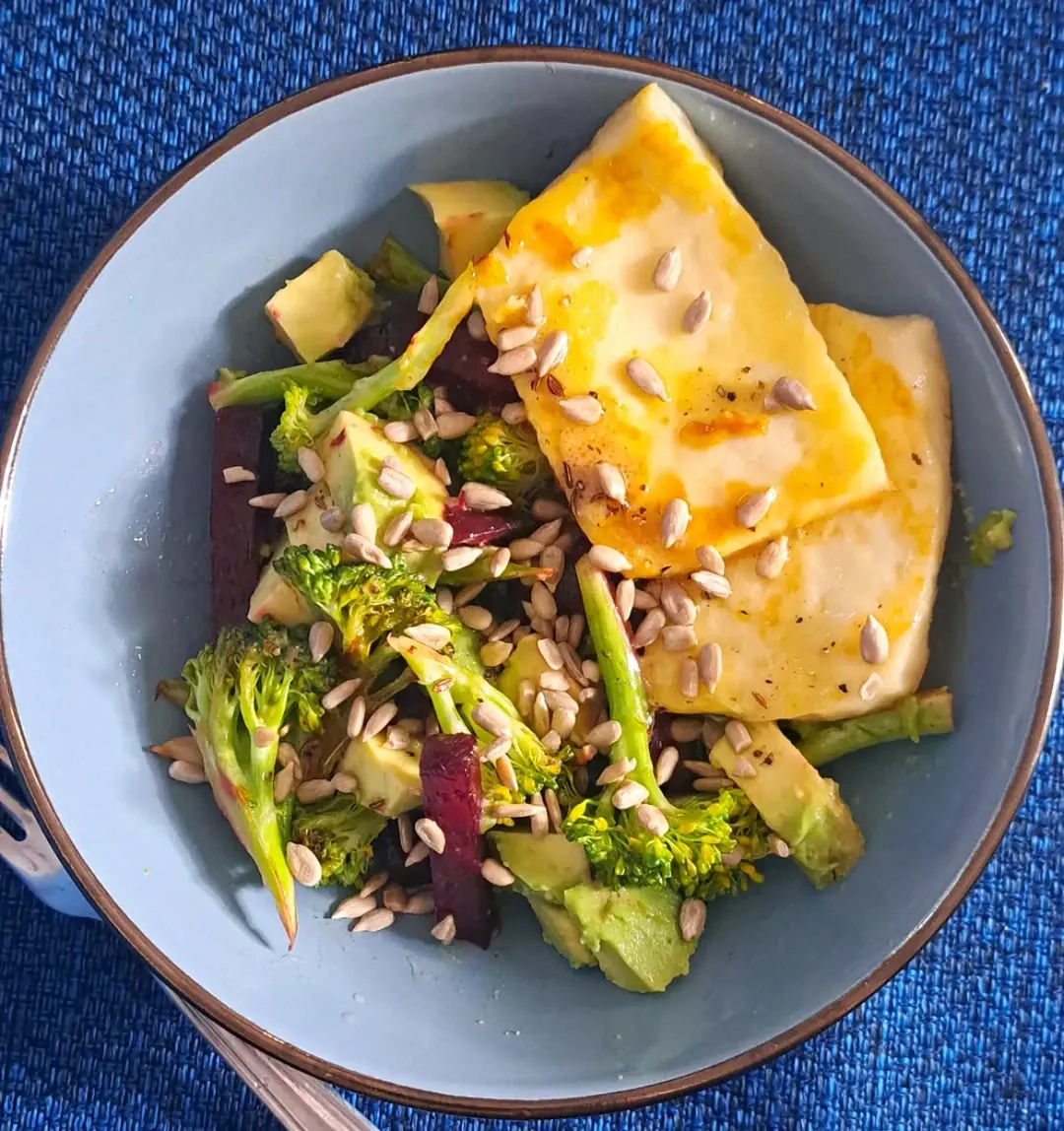 Šiltos avokado, brokolių ir burokėlių salotos su halloumi sūriu🧀