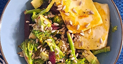 Šiltos avokado, brokolių ir burokėlių salotos su halloumi sūriu🧀