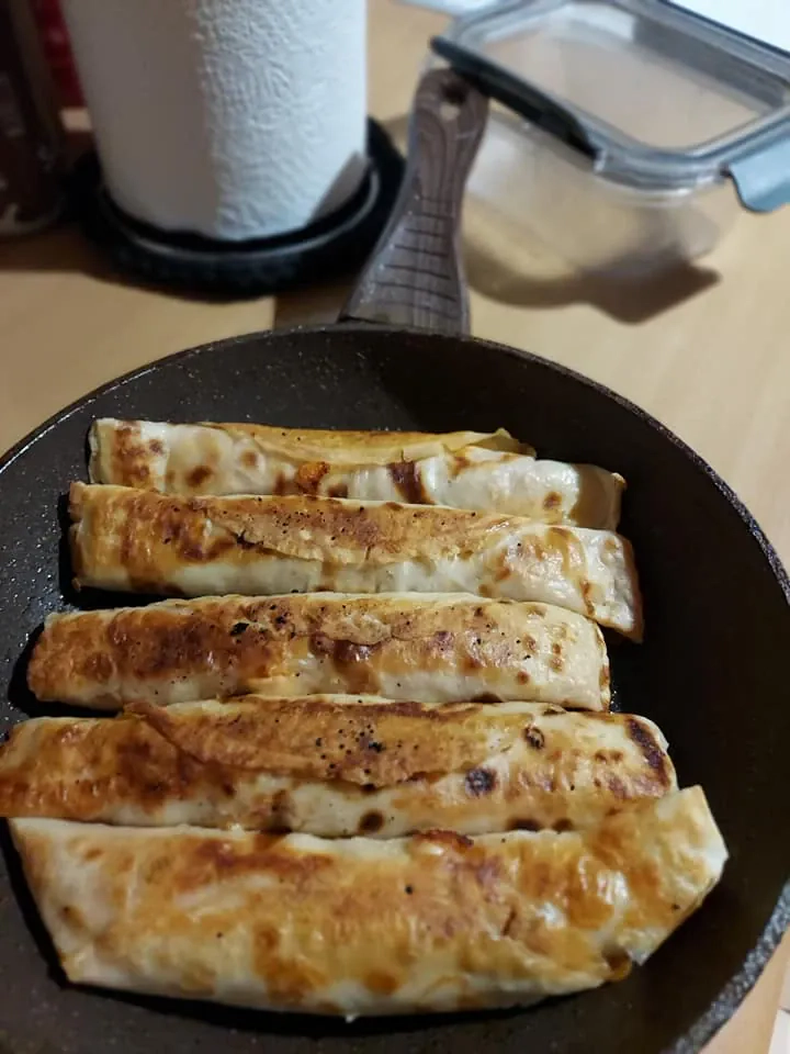 Blyneliai su dešrelėmis ir sūriu