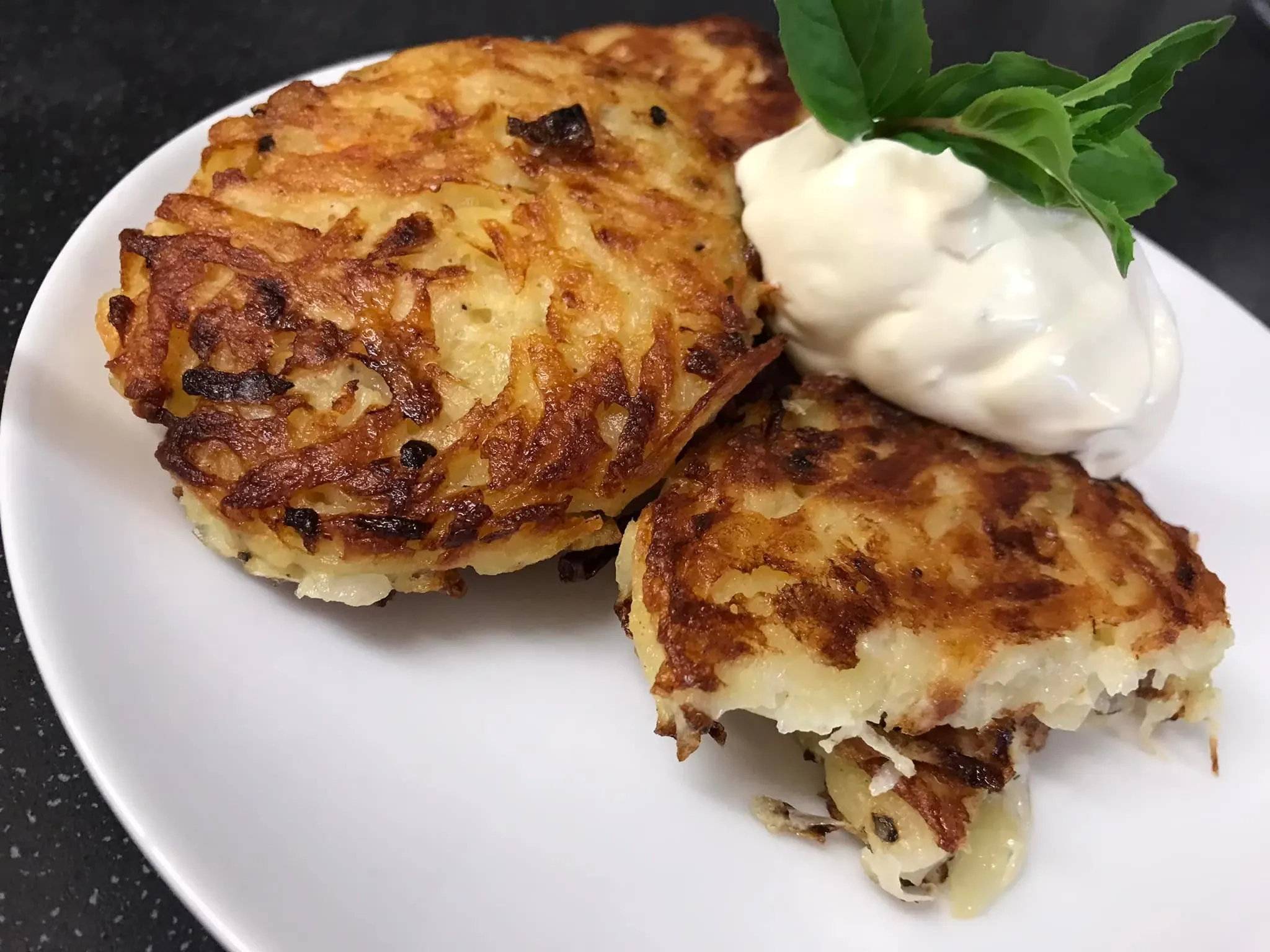 Bulviniai blynai su raugintais kopūstais