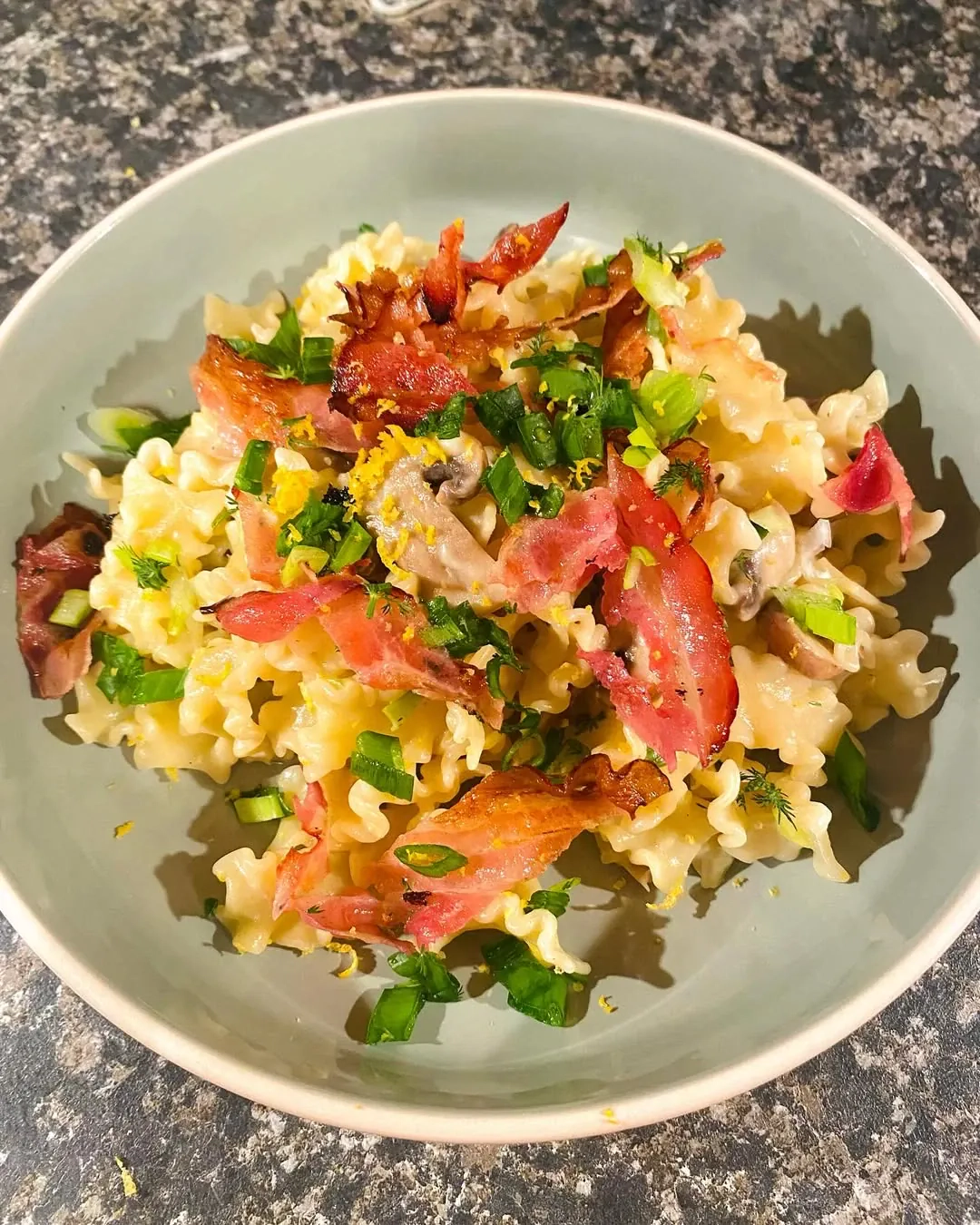 Makaronai su šonine, pievagrybiais ir mocarela